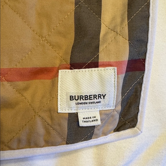 Burberry Kids Quilted Blanket - Picture 3 of 4